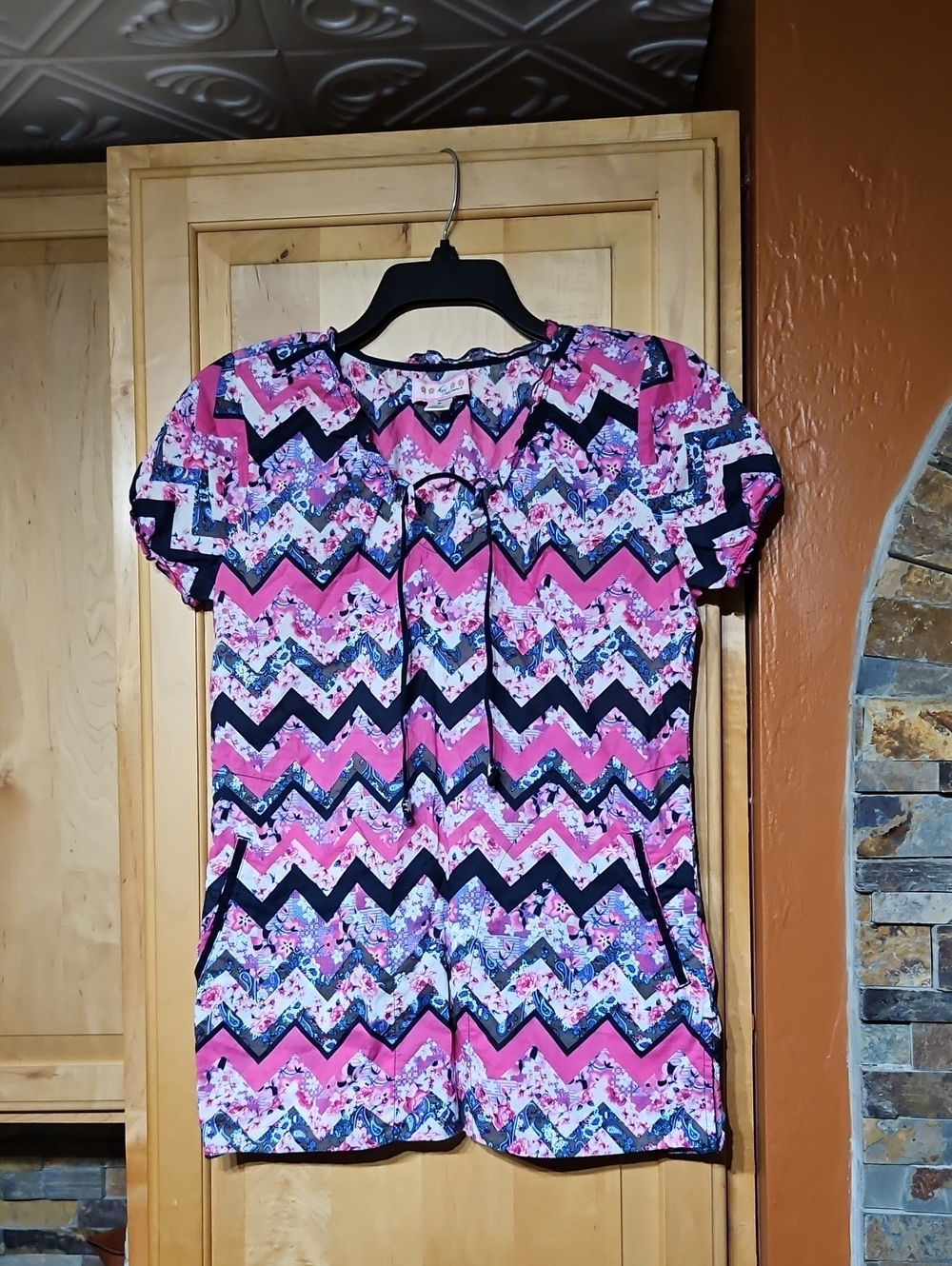 Koi By Kathy Peterson Bridgette Pink Floral Chevron Print Short Sleeve Scrub Top